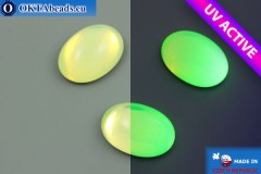 Český skleněný kabošon zelený opal UV aktivní 18x13mm, 1ks